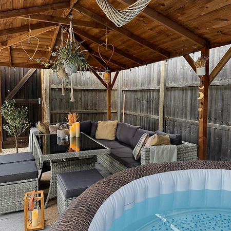 Barn With Hot Tub Villa Goff's Oak Екстериор снимка