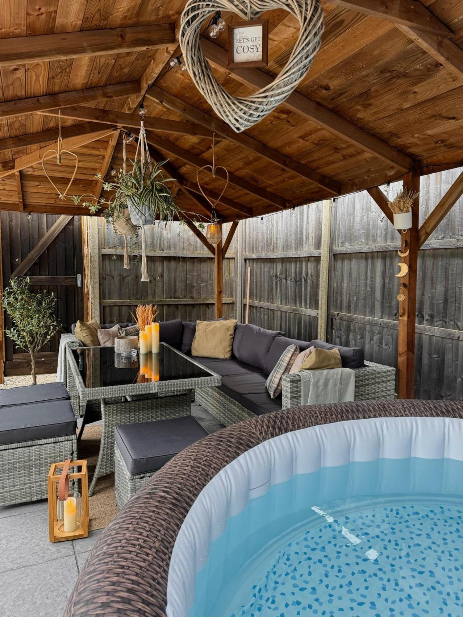 Barn With Hot Tub Villa Goff's Oak Екстериор снимка